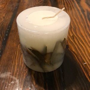CANDLE WITH ASSORTED LEAVES